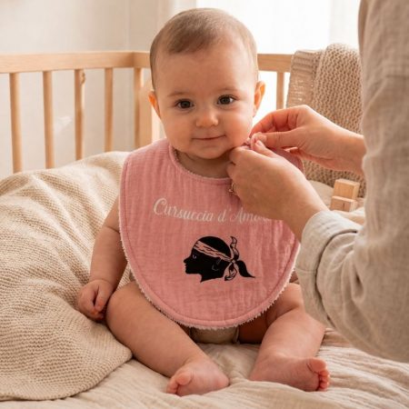 bavoir bébé corse personnalisé prénom fille rose porté par bébé