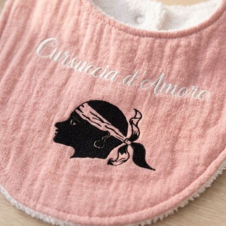 Détail bavoir bébé corse fille personnalisé prénom flocage rose tissu doux